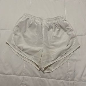 WHITE NIKE DRIFIT SHORTS